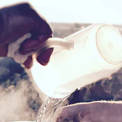 Unclog a toilet: hot water