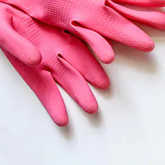 Gants de ménage pour déboucher un évier