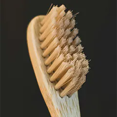 Vieille brosse pour déboucher un évier